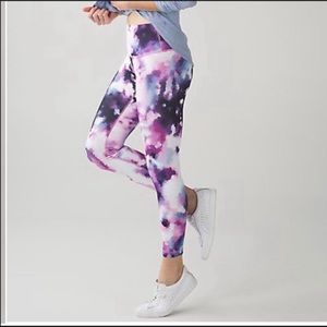 Lululemon leggings in blooming pixie